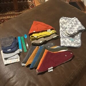 Bumpkins cover, Bibs & feeding tools